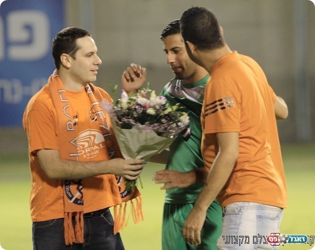 במשך שנתיים שימש כקפטן ראשל"צ. טואף מקבל פרחים (קובי רוזן)